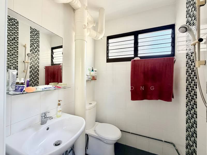 215 Tampines Street 23, 215 Tampines Street 23, 2 Bedrooms, 721 sqft, HDB Flat For Sale, by Kennedy Yong, 500224749 - Bathroom - PropertyGuru.com.sg