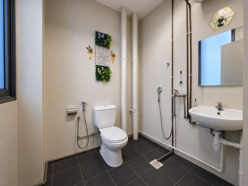 Vertex, 33 Ubi Avenue 3, Eunos / Geylang / Paya Lebar, 1,561 sqft, Light Industrial (B1) For Sale, by Jeffrey Zeus, 500224751 - Bathroom - CommercialGuru.com.sg