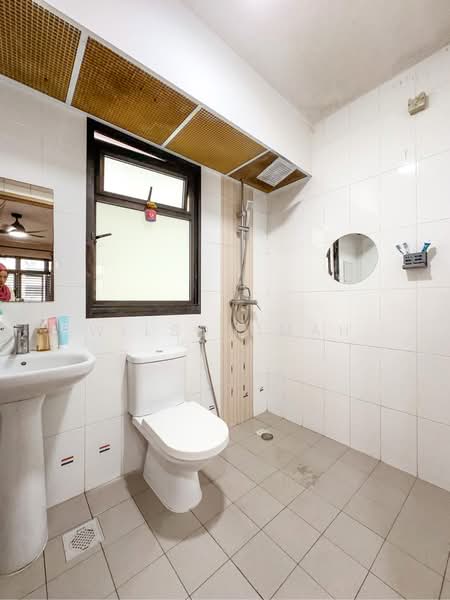 933A Hougang Avenue 9, 933A Hougang Avenue 9, 3 Bedrooms, 990 sqft, HDB Flat For Sale, by Wilson Mah, 500224752 - Common toilet - PropertyGuru.com.sg