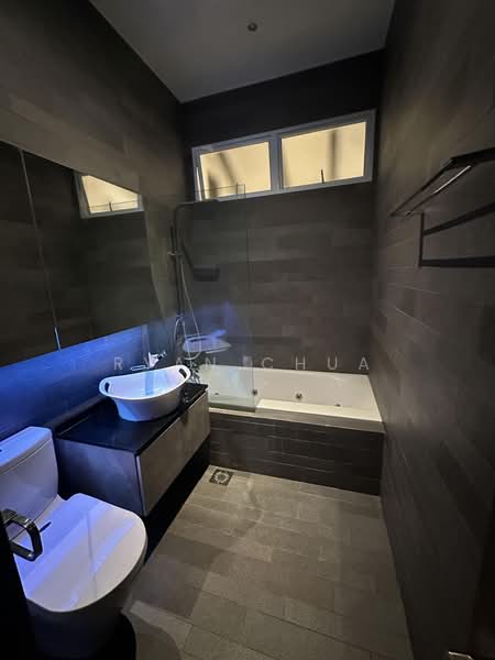 Seletar Hills Estate, Seletar Hills Drive, 5 Bedrooms, 2,600 sqft, Semi-Detached House For Rent, by Ryan Chua, 500224780 - Bathroom - PropertyGuru.com.sg