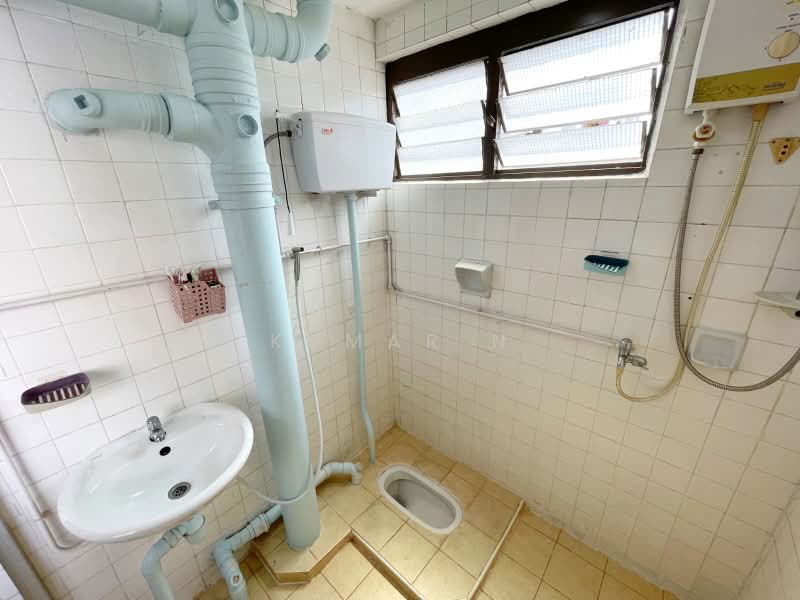 449 Jurong West Street 42, 449 Jurong West Street 42, 2 Bedrooms, 796 sqft, HDB Flat For Sale, by Kumar N, 500224807 - Bathroom - PropertyGuru.com.sg
