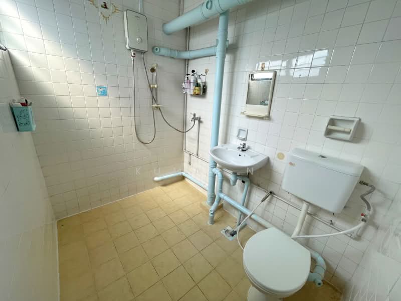 449 Jurong West Street 42, 449 Jurong West Street 42, 2 Bedrooms, 796 sqft, HDB Flat For Sale, by Kumar N, 500224807 - Bathroom - PropertyGuru.com.sg