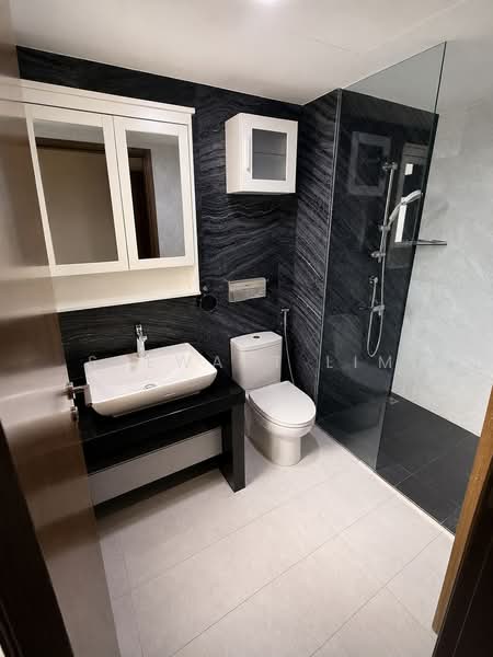 River Isles, 62 Edgedale Plains, 3 Bedrooms, 893 sqft, Condominium For Sale, by Stewart Lim, 500224814 - Bathroom - PropertyGuru.com.sg