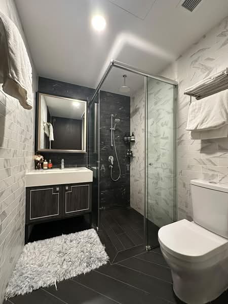Mayfair Gardens, 8 Rifle Range Road, 1 Bedroom, 581 sqft, Condominium For Sale, by Lisa Tan, 500224817 - Bathroom - PropertyGuru.com.sg