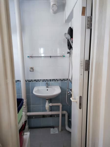 432 Clementi Avenue 3, 432 Clementi Avenue 3, Room Rental, 120 sqft, HDB Flat For Rent, by Steven Jeremiah, 500224834 - Bathroom - PropertyGuru.com.sg