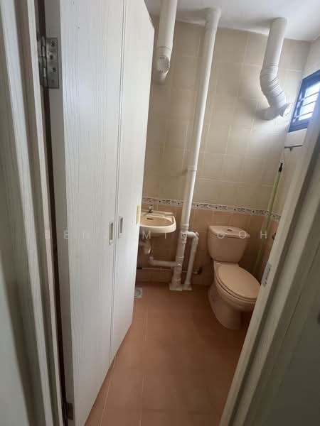 33 Bedok South Avenue 2, 33 Bedok South Avenue 2, 3 Bedrooms, 786 sqft, HDB Flat For Sale, by Benjamin Goh, 500224855 - Bathroom - PropertyGuru.com.sg