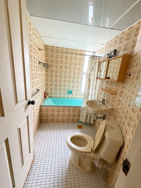 Pandan Valley, 7 Pandan Valley, 4 Bedrooms, 2,669 sqft, Condominium For Sale, by James Seah, 500224892 - Bathroom - PropertyGuru.com.sg