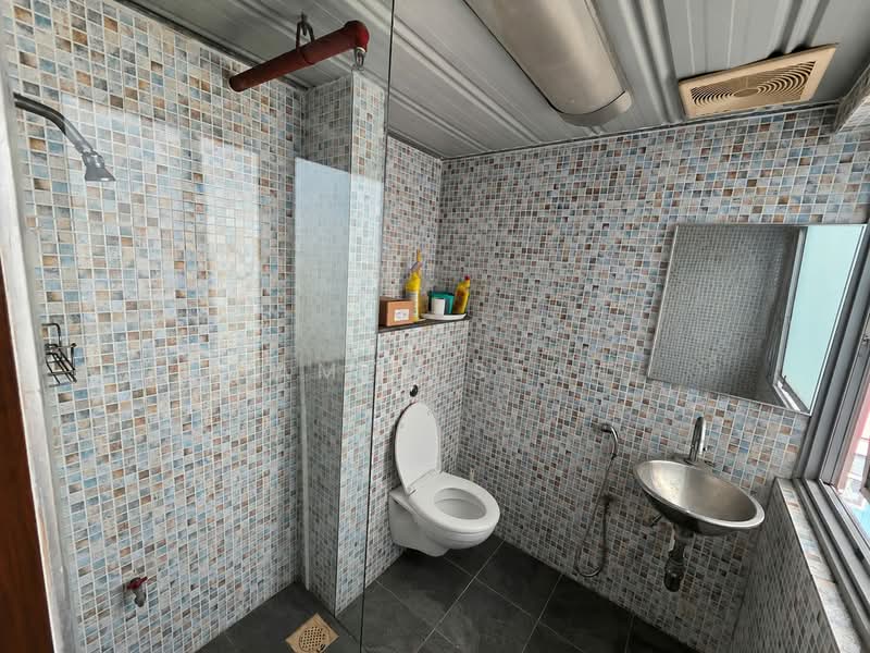 Techniques Centre, 67 Ubi Crescent, 1,141 sqft, Light Industrial (B1) For Sale, by James Seah, 500224933 - Bathroom - CommercialGuru.com.sg