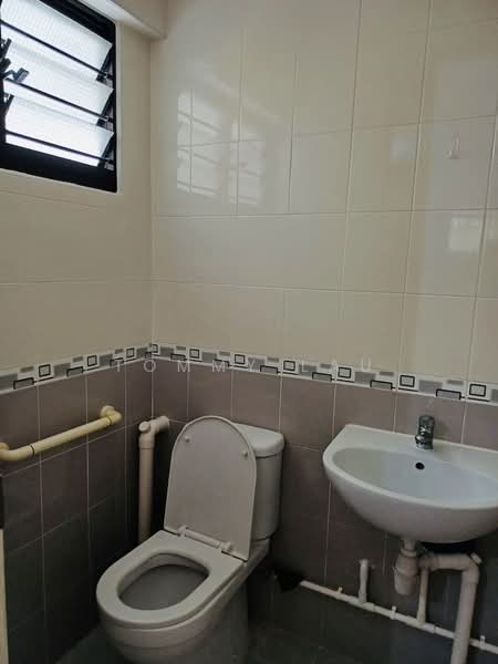 684 Hougang Avenue 8, 684 Hougang Avenue 8, 2 Bedrooms, 689 sqft, HDB Flat For Rent, by Tommy Lau, 500224941 - Bathroom - PropertyGuru.com.sg