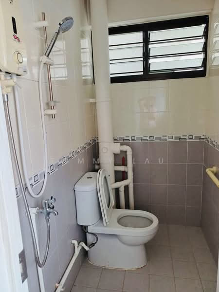 684 Hougang Avenue 8, 684 Hougang Avenue 8, 2 Bedrooms, 689 sqft, HDB Flat For Rent, by Tommy Lau, 500224941 - Bathroom - PropertyGuru.com.sg