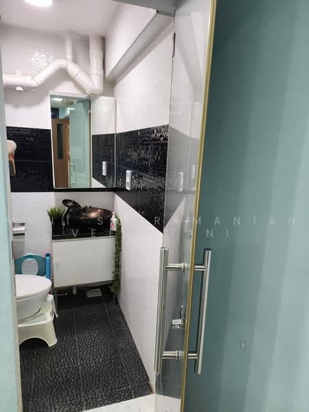 241 Jurong East Street 24, 241 Jurong East Street 24, 2 Bedrooms, 732 sqft, HDB Flat For Sale, by Mani Subramanian Veeramani, 500224967 - Bathroom - PropertyGuru.com.sg