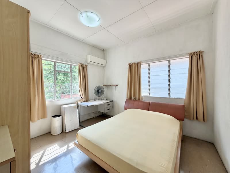 Thomson Garden Estate, Sin Ming Road, 4 Bedrooms, 2,000 sqft, Semi-Detached House For Sale, by Chan Xi, 500224990 - Bedroom - PropertyGuru.com.sg