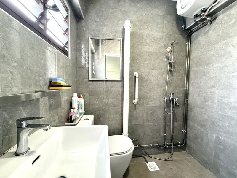 868 Yishun Street 81, 868 Yishun Street 81, 3 Bedrooms, 904 sqft, HDB Flat For Rent, by Brendan Choong, 500225008 - Bathroom - PropertyGuru.com.sg