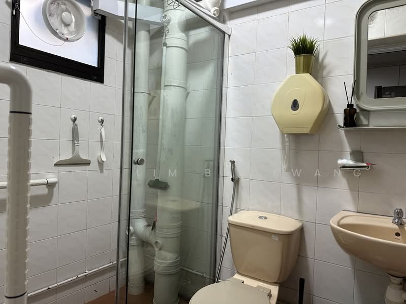 Loyang Villas, Loyang Rise, 5 Bedrooms, 3,000 sqft, Corner Terrace For Sale, by Emily Lim Bee Kwang, 500225013 - Bathroom - PropertyGuru.com.sg