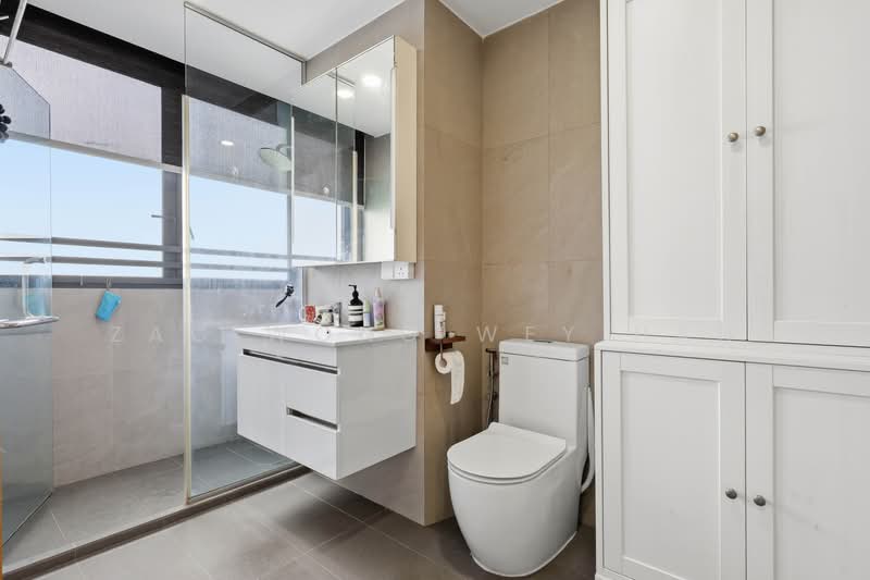 Hedges Park Condominium, 71 Flora Drive, 4 Bedrooms, 1,345 sqft, Condominium For Sale, by Zac Wong Wey Han, 500225042 - Bathroom - PropertyGuru.com.sg
