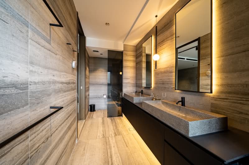 Windsor Park Estate, Leo Drive, 6 Bedrooms, 5,000 sqft, Terraced House For Sale, by Adele Lau, 500225072 - Master Bathroom - PropertyGuru.com.sg