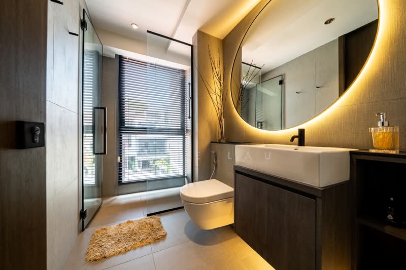 Windsor Park Estate, Leo Drive, 6 Bedrooms, 5,000 sqft, Terraced House For Sale, by Adele Lau, 500225072 - Bathroom - PropertyGuru.com.sg