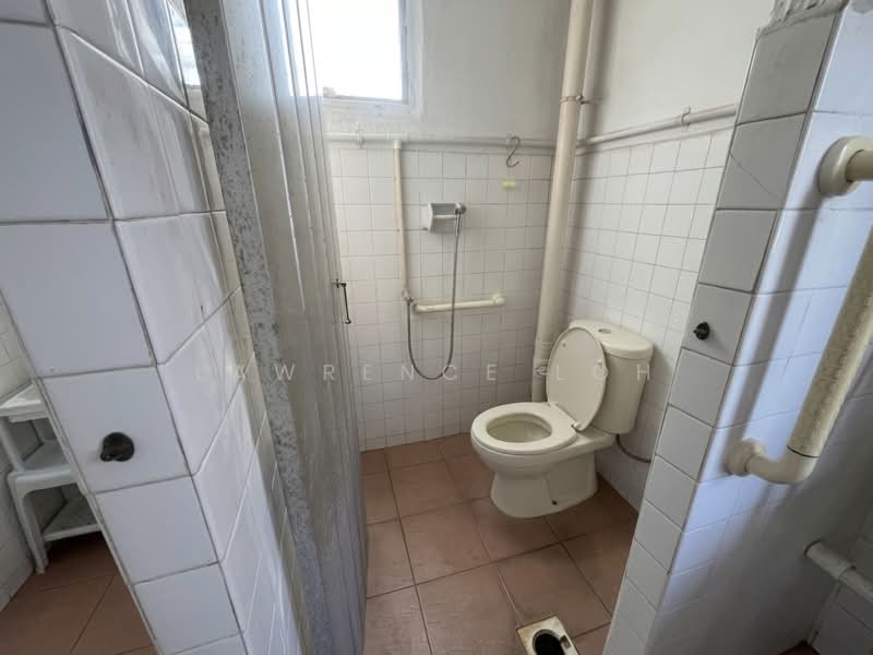 107 Serangoon North Avenue 1, 107 Serangoon North Avenue 1, 2 Bedrooms, 646 sqft, HDB Flat For Sale, by Lawrence Loh, 500225120 - Bathroom - PropertyGuru.com.sg