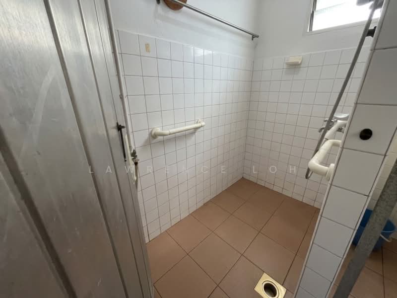 107 Serangoon North Avenue 1, 107 Serangoon North Avenue 1, 2 Bedrooms, 646 sqft, HDB Flat For Sale, by Lawrence Loh, 500225120 - Bathroom - PropertyGuru.com.sg