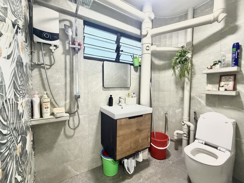 302 Hougang Avenue 5, 302 Hougang Avenue 5, 3 Bedrooms, 1,410 sqft, HDB Flat For Sale, by Michelle Lee, 500225128 - Bathroom - PropertyGuru.com.sg
