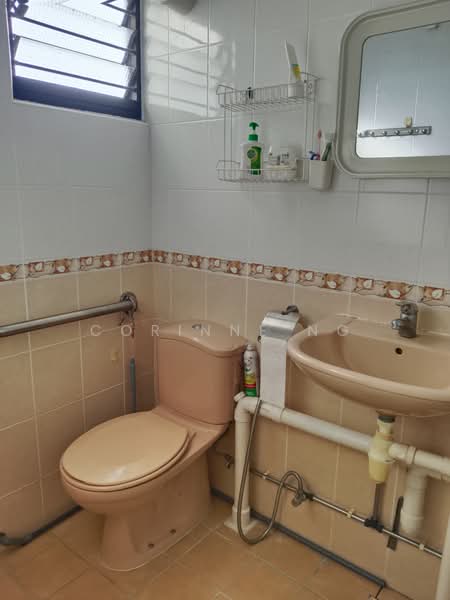 611 Ang Mo Kio Avenue 5, 611 Ang Mo Kio Avenue 5, 2 Bedrooms, 721 sqft, HDB Flat For Sale, by Corinne Ng, 500225158 - Bathroom - PropertyGuru.com.sg
