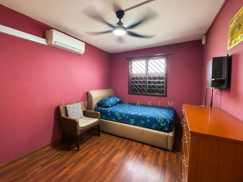 421 Bukit Batok West Avenue 2, 421 Bukit Batok West Avenue 2, 2 Bedrooms, 732 sqft, HDB Flat For Sale, by Faris Hakim, 500225187 - Bedroom - PropertyGuru.com.sg