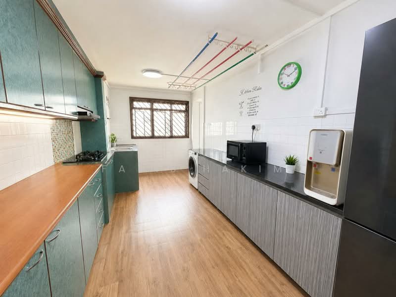 421 Bukit Batok West Avenue 2, 421 Bukit Batok West Avenue 2, 2 Bedrooms, 732 sqft, HDB Flat For Sale, by Faris Hakim, 500225187 - Kitchen - PropertyGuru.com.sg