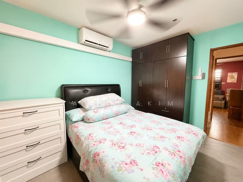 421 Bukit Batok West Avenue 2, 421 Bukit Batok West Avenue 2, 2 Bedrooms, 732 sqft, HDB Flat For Sale, by Faris Hakim, 500225187 - Bedroom - PropertyGuru.com.sg