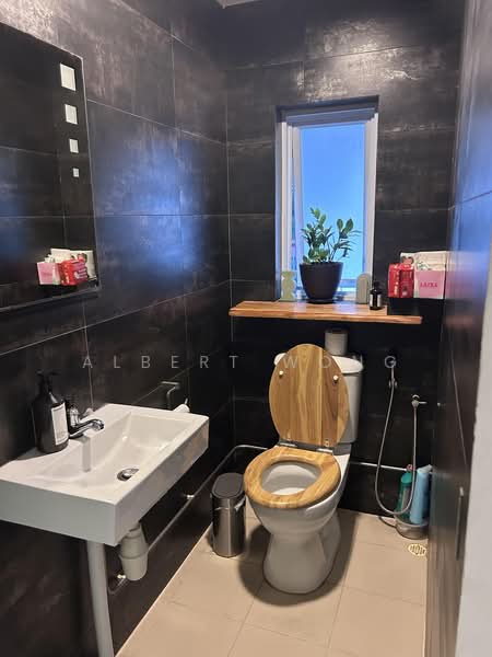 76 Guan Chuan Street, 76 Guan Chuan Street, 3 Bedrooms, 1,050 sqft, Walk-up Apartment For Rent, by Albert Wong, 500225284 - Bathroom - PropertyGuru.com.sg
