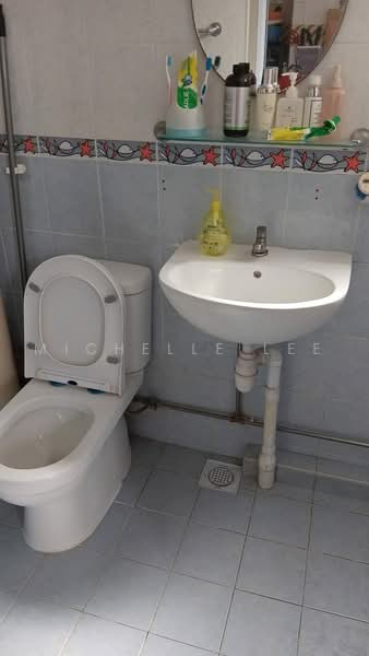423 Ang Mo Kio Avenue 3, 423 Ang Mo Kio Avenue 3, Room Rental, 200 sqft, HDB Flat For Rent, by Michelle Lee, 500225303 - Bathroom - PropertyGuru.com.sg