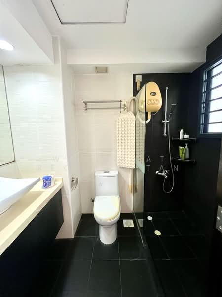 Regentville, 2 Hougang Street 92, 3 Bedrooms, 1,152 sqft, Condominium For Sale, by Wee Chiat Rechard Tan, 500225335 - Bathroom - PropertyGuru.com.sg