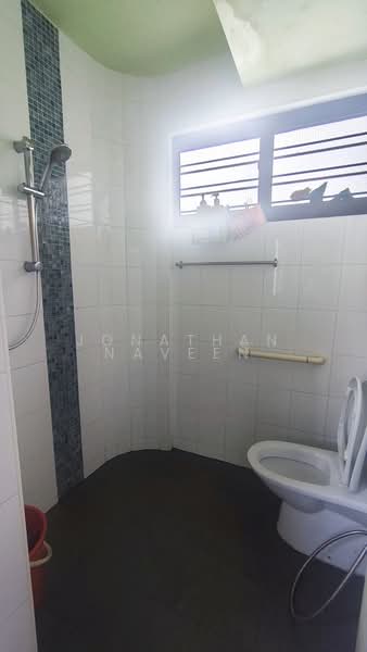 328 Hougang Avenue 5, 328 Hougang Avenue 5, 2 Bedrooms, 720 sqft, HDB Flat For Sale, by Jonathan Naveen, 500225361 - Bathroom - PropertyGuru.com.sg