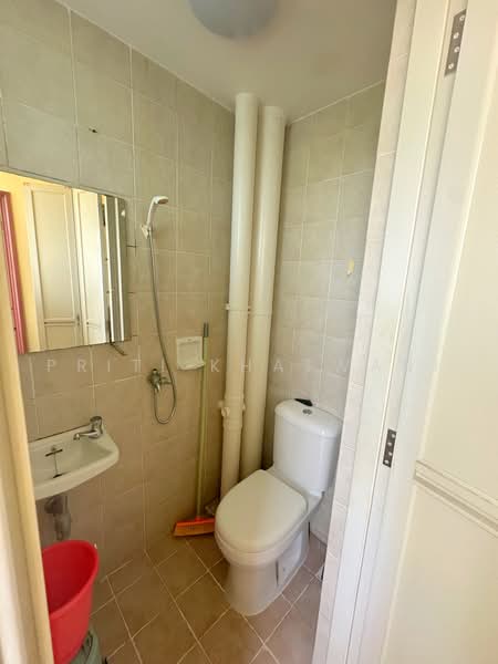 The Tropica, 53 Tampines Avenue 1, 3 Bedrooms, 1,236 sqft, Condominium For Rent, by Priti Khatwani, 500225378 - Helper bath - PropertyGuru.com.sg