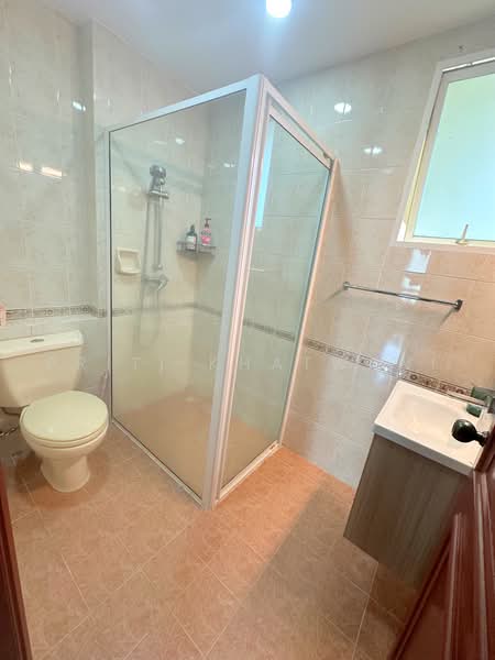 The Tropica, 53 Tampines Avenue 1, 3 Bedrooms, 1,236 sqft, Condominium For Rent, by Priti Khatwani, 500225378 - Common Bathroom - PropertyGuru.com.sg