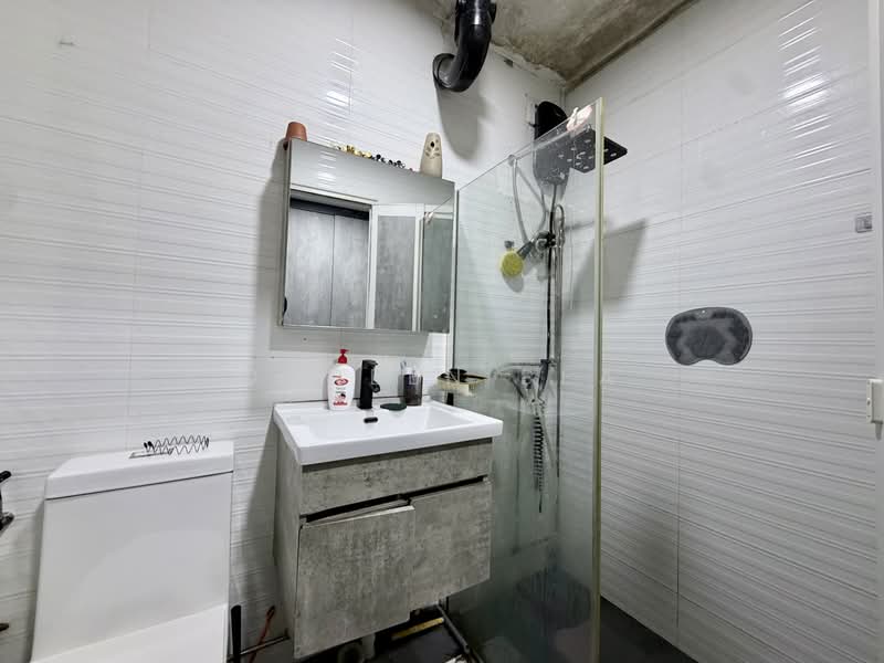 823 Jurong West Street 81, 823 Jurong West Street 81, 4 Bedrooms, 1,302 sqft, HDB Flat For Sale, by Doreen Sea, 500225410 - Bathroom - PropertyGuru.com.sg