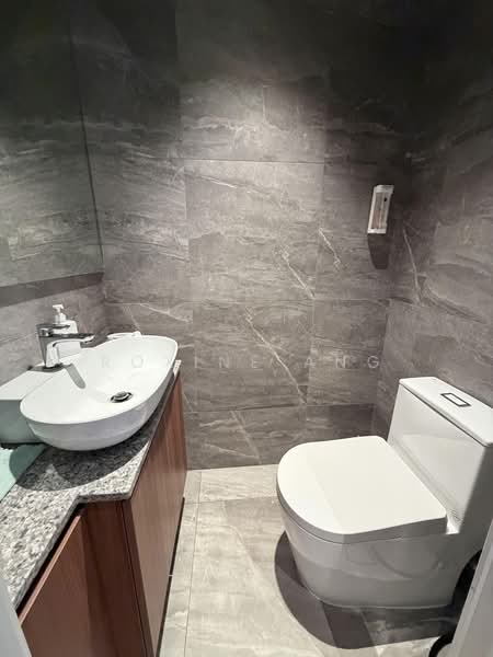 Midview City, 26 Sin Ming Lane, 1,432 sqft, Light Industrial (B1) For Sale, by Roxine Ang, 500225427 - Bathroom - CommercialGuru.com.sg