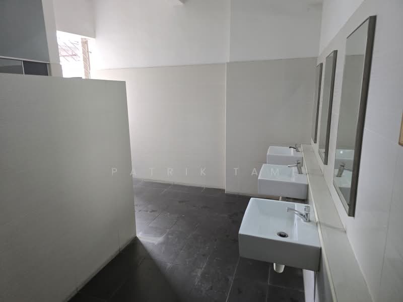 Tong Lee Building, 35 Kallang Pudding Road, 2,874 sqft, Light Industrial (B1) For Rent, by Patrik Tam, 500225440 - Bathroom - CommercialGuru.com.sg