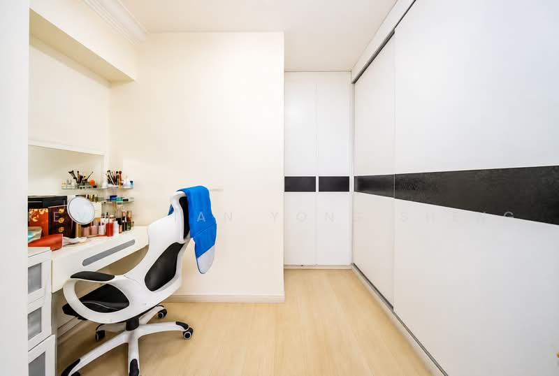 512 Choa Chu Kang Street 51, 512 Choa Chu Kang Street 51, 4 Bedrooms, 1,399 sqft, HDB Flat For Sale, by Kevin Tan Yong Sheng, 500225448 - Walk-in Wardrobe and Study - PropertyGuru.com.sg