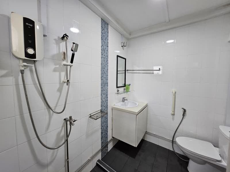 712 Hougang Avenue 2, 712 Hougang Avenue 2, 3 Bedrooms, 1,593 sqft, HDB Flat For Sale, by Janet Lee, 500225539 - Bathroom - PropertyGuru.com.sg