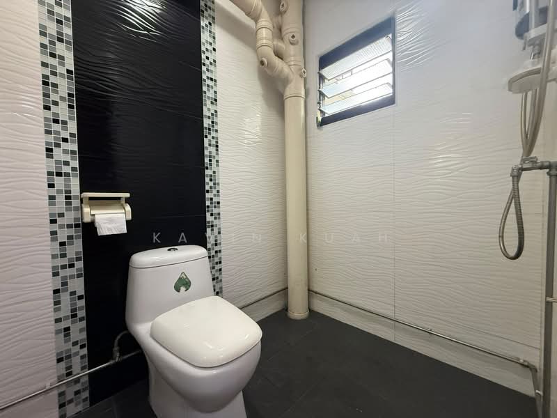 409 Sembawang Drive, 409 Sembawang Drive, 3 Bedrooms, 969 sqft, HDB Flat For Sale, by Kavin Kuah, 500225563 - Bathroom - PropertyGuru.com.sg