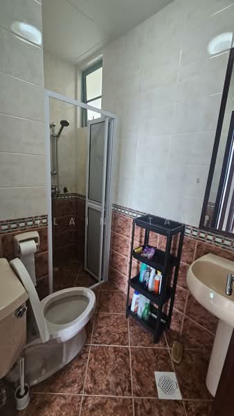 Tanglin Regency, 381 Tanglin Road, 2 Bedrooms, 882 sqft, Condominium For Rent, by Elaine Tan, 500225574 - Bathroom - PropertyGuru.com.sg