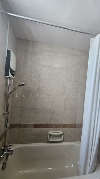 Tanglin Regency, 381 Tanglin Road, 2 Bedrooms, 882 sqft, Condominium For Rent, by Elaine Tan, 500225574 - Bathroom - PropertyGuru.com.sg