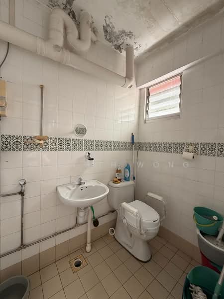 429 Choa Chu Kang Avenue 4, 429 Choa Chu Kang Avenue 4, 3 Bedrooms, 1,141 sqft, HDB Flat For Sale, by Kenneth Wong, 500225596 - Bathroom - PropertyGuru.com.sg