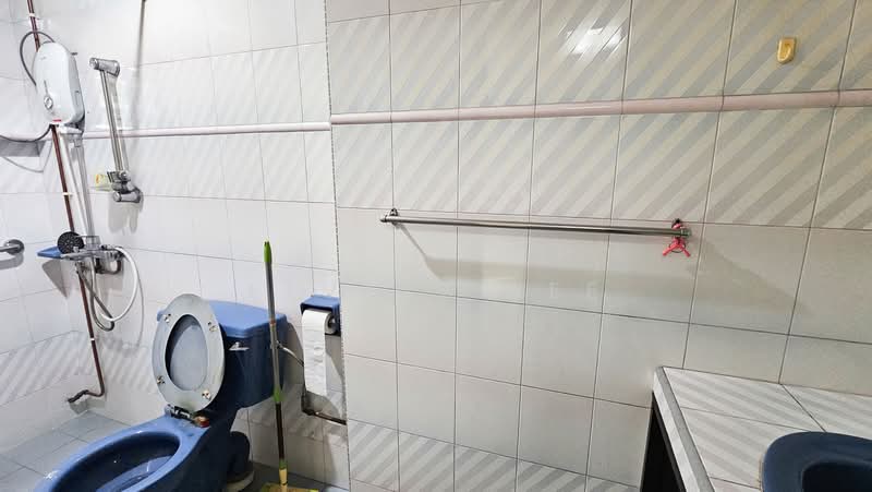 Beauty Garden, Punggol Road, 4 Bedrooms, 2,500 sqft, Terraced House For Sale, by Elvina Lee, 500225605 - Bathroom on Ground Floor - PropertyGuru.com.sg