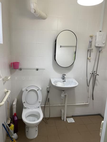 104 Gangsa Road, 104 Gangsa Road, 2 Bedrooms, 785 sqft, HDB Flat For Rent, by Koh Tien Wah, 500225615 - Bathroom - PropertyGuru.com.sg