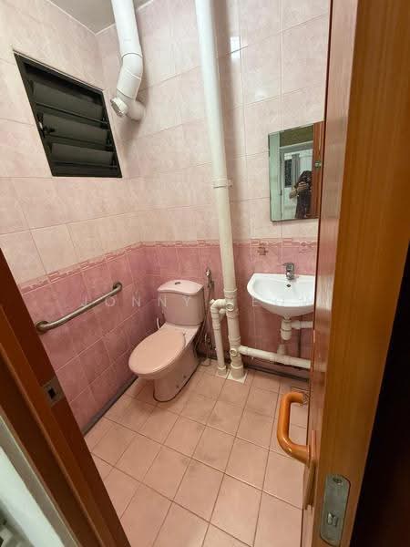 10 Teck Whye Avenue, 10 Teck Whye Avenue, Dairy Farm / Bukit Panjang / Choa Chu Kang, 2 Bedrooms, 721 sqft, HDB Flat For Sale, by Jonny Yeow, 500225658 - Master toilet - PropertyGuru.com.sg