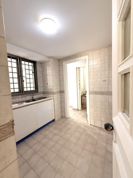 Parkview Apartments, 1 Bukit Batok Street 25, 3 Bedrooms, 1,130 sqft, Apartment For Sale, by Terence Tang, 500225659 - Kitchen - PropertyGuru.com.sg