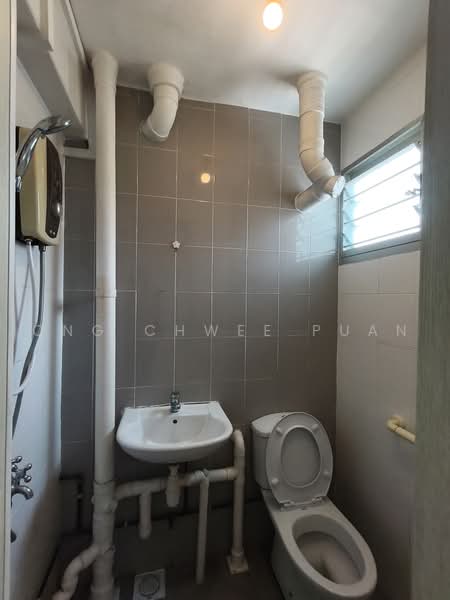135 Bedok North Street 2, 135 Bedok North Street 2, 3 Bedrooms, 990 sqft, HDB Flat For Sale, by Ong Chwee Puan, 500225681 - Bathroom - PropertyGuru.com.sg