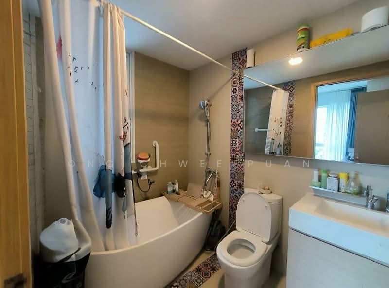 Waterview, 91 Tampines Avenue 1, 2 Bedrooms, 786 sqft, Condominium For Sale, by Ong Chwee Puan, 500225723 - Bathroom - PropertyGuru.com.sg