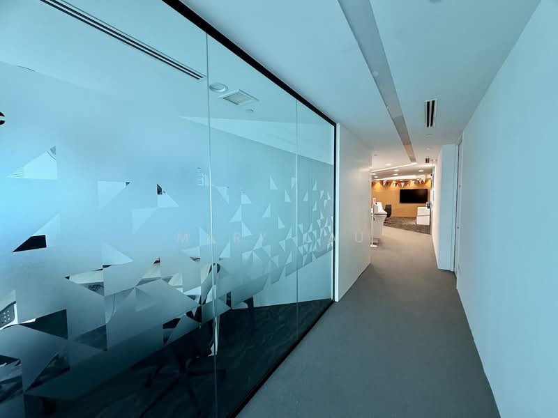 Gateway East, 152 Beach Road, Beach Road / Bugis / Rochor, 6,359 sqft, Office For Rent, by Mary Lau, 500225743 - Corridor - CommercialGuru.com.sg